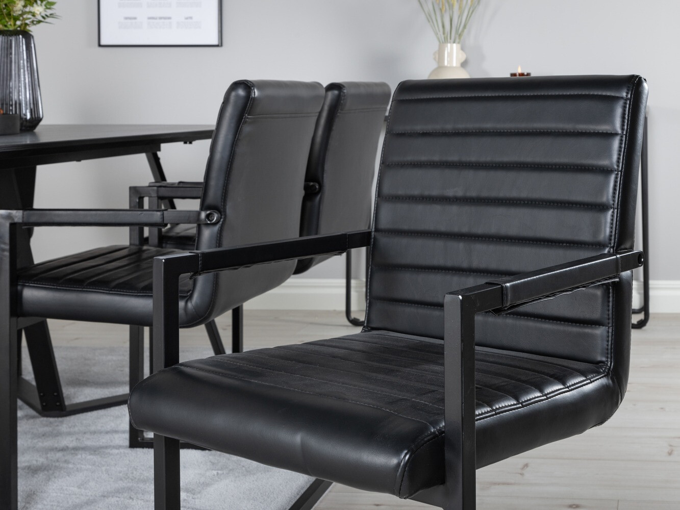 Conjunto de mesas y sillas para comedor Dallas 1968