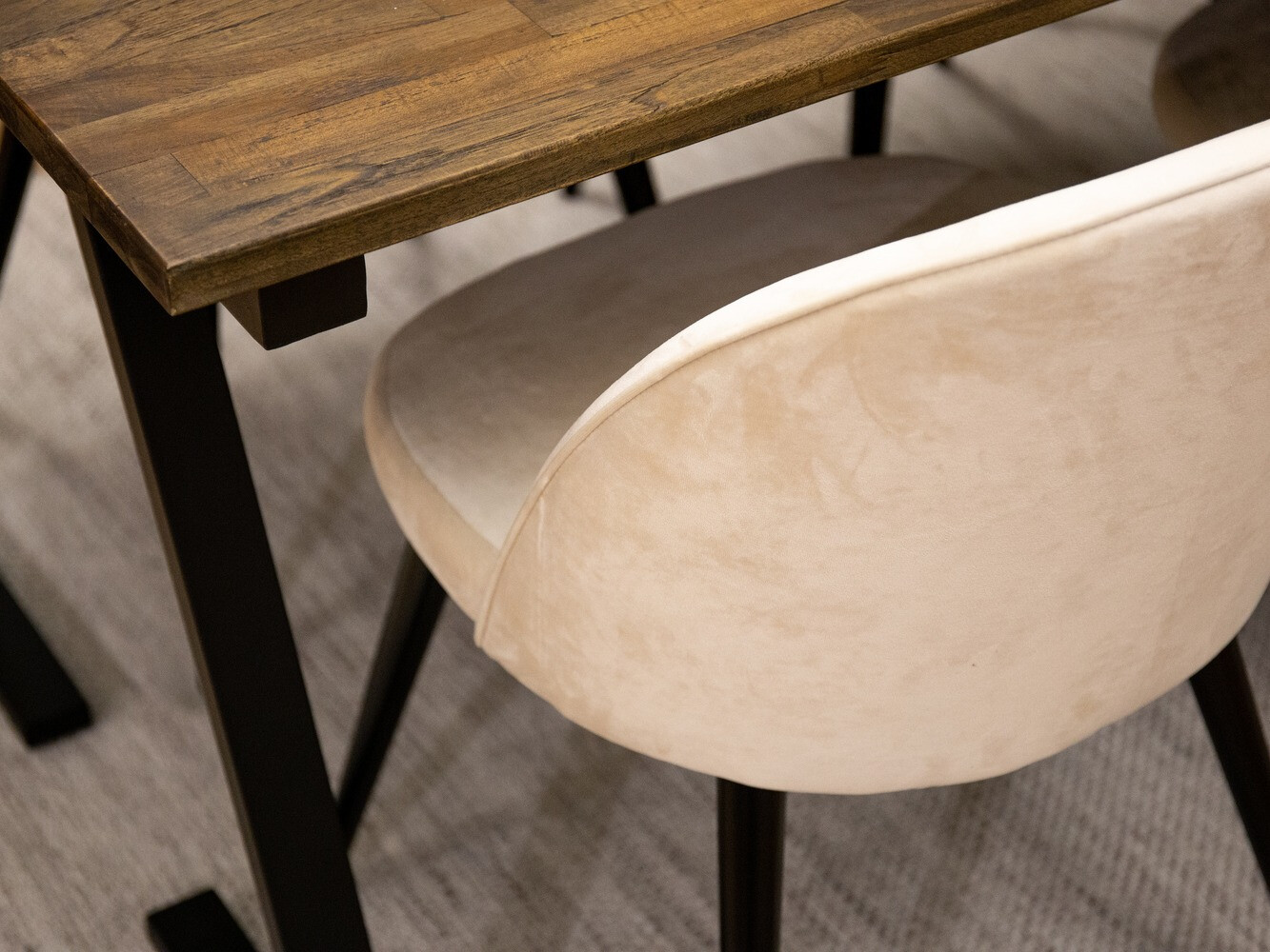 Conjunto de mesas y sillas para comedor Dallas 1944 (Crema + Negro)