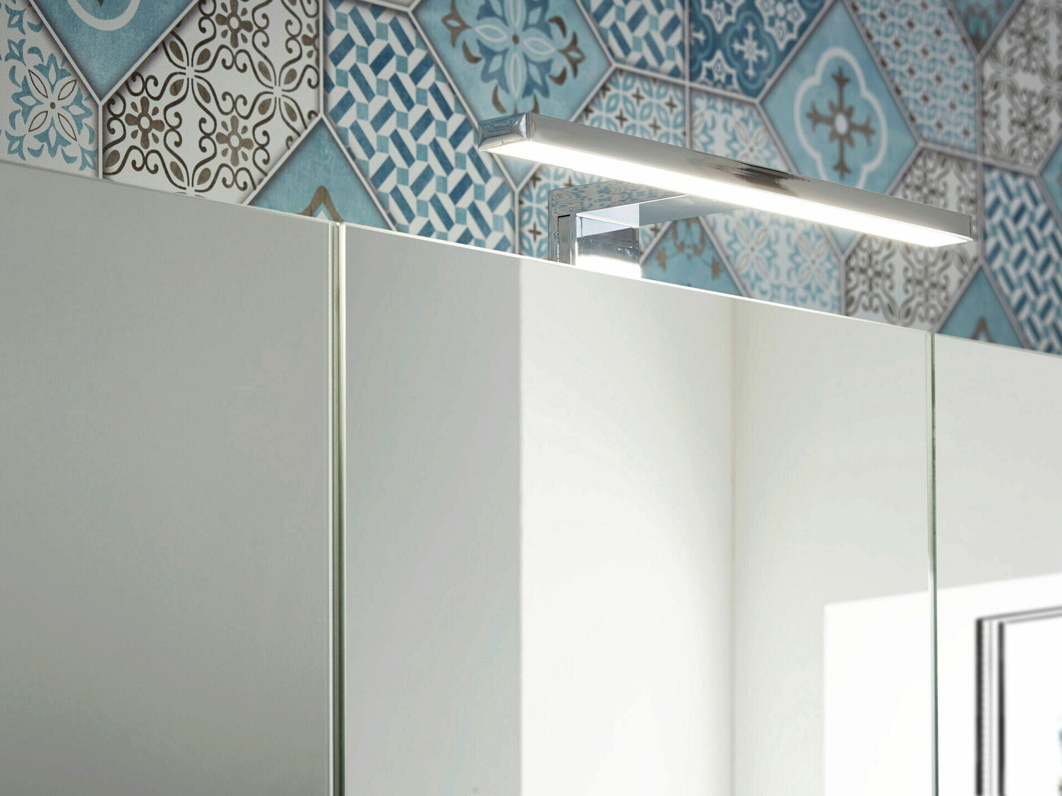 Mueble para baño con espejo Temeli 101 (Blanco)