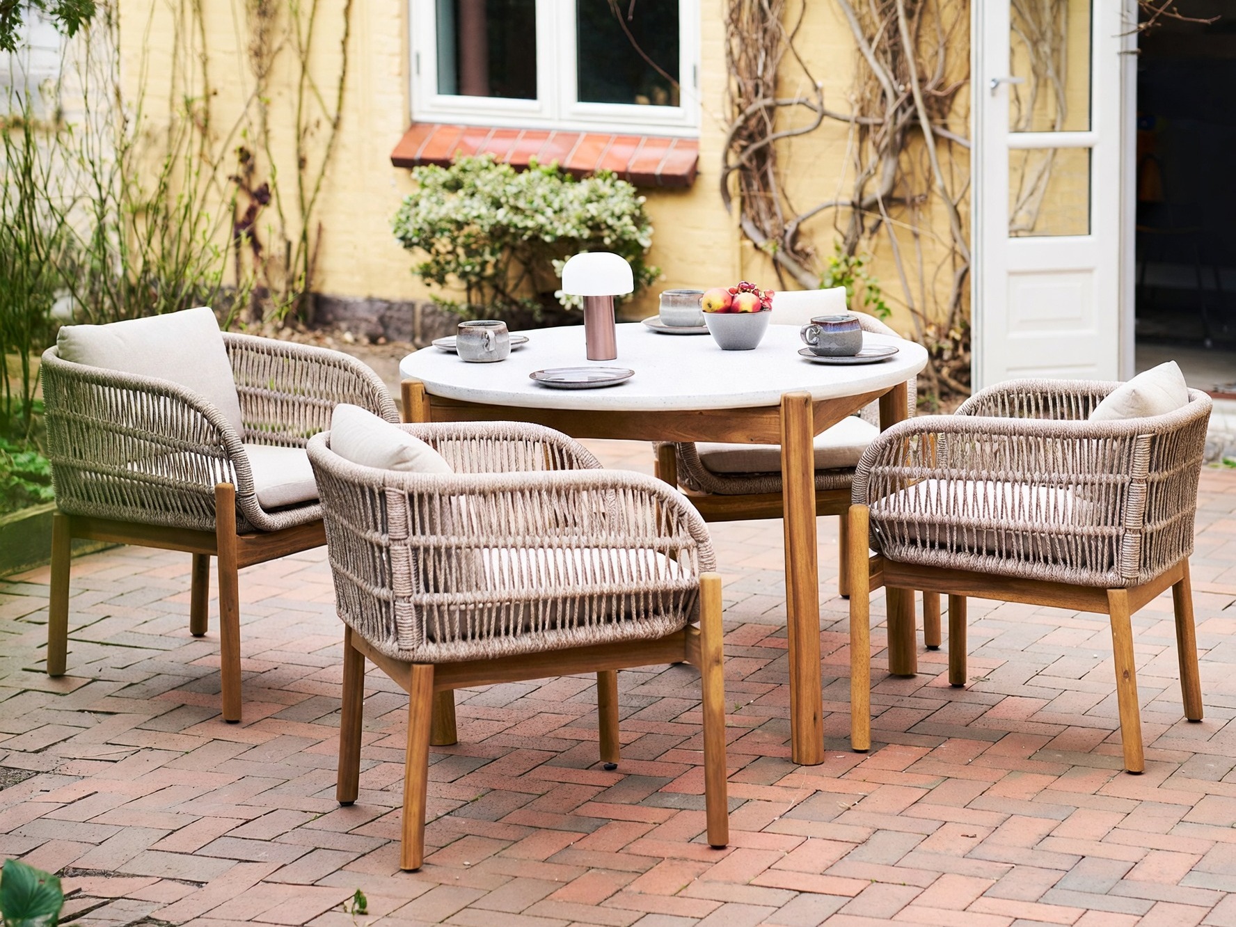 Conjunto de mesa y sillas Tivevai 108
